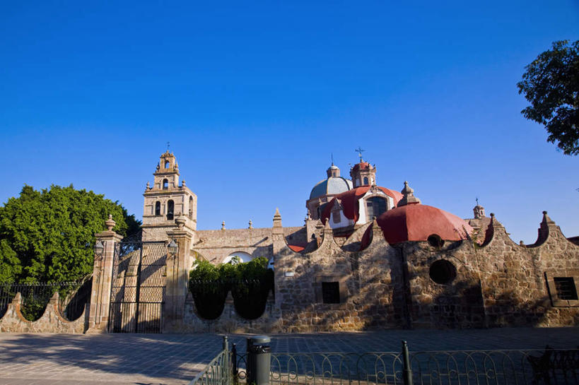 无人,教堂,横图,室外,白天,仰视,旅游,度假,石头,植物,标志建筑,城市,地标,建筑,墨西哥,阴影,节日,光线,石子,影子,墙,文化,娱乐,建设,墙壁,墙面,树,树木,蓝色,绿色,蓝天,天空,阳光,自然,天,祈祷,享受,休闲,健康,旅游胜地,放松,许愿,宗教,信仰,生长,晴朗,成长,纪念,祈求,北美,北美洲,基督教,天主教,美洲,信念,万里无云,首府,莫雷利亚,米却肯,北亚美利加洲,亚美利加洲,墨西哥合众国,仙人掌王国,巴亚多利德,米却肯州,莫雷利亚市,平安,石块,晴空,晴空万里,彩图,低角度拍摄,大教堂,礼拜堂