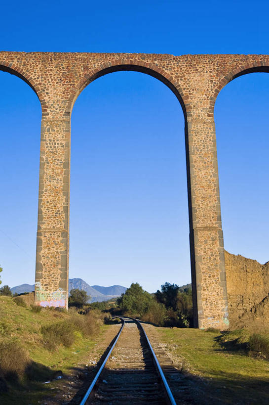 无人,竖图,室外,白天,正面,旅游,度假,草地,草坪,石头,美景,植物,门,路,铁路,墨西哥,阴影,光线,石子,影子,墙,景观,拱门,轨道,交通,铁轨,娱乐,墙壁,墙面,草,树,树木,蓝色,绿色,蓝天,天空,阳光,自然,门框,天,享受,休闲,景色,放松,运输,生长,晴朗,成长,北美,北美洲,自然风光,美洲,万里无云,北亚美利加洲,亚美利加洲,墨西哥合众国,仙人掌王国,伊达尔戈,伊达尔戈州,石块,晴空,晴空万里,彩图