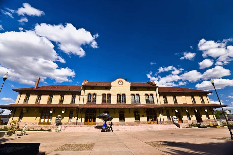 无人,家,栏杆,露台,横图,室外,白天,仰视,度假,美景,阳台,城市风光,城市,路灯,车站,照明,雕塑,墨西哥,阴影,艺术,装饰,光线,雕刻,雕像,影子,房屋,屋子,景观,云,云朵,公寓,围栏,灯光,站台,云彩,娱乐,洋房,护栏,楼房,月台,住宅,灯,蓝色,白云,蓝天,天空,阳光,工艺品,天,享受,休闲,景色,放松,晴朗,纪念,照亮,美术,北美,北美洲,照明设备,主题,美洲,陈列,阿瓜斯卡连特斯州,阿瓜斯卡连特斯,功能,美学,北亚美利加洲,亚美利加洲,墨西哥合众国,仙人掌王国,晴空,彩图,低角度拍摄,房子,露天阳台