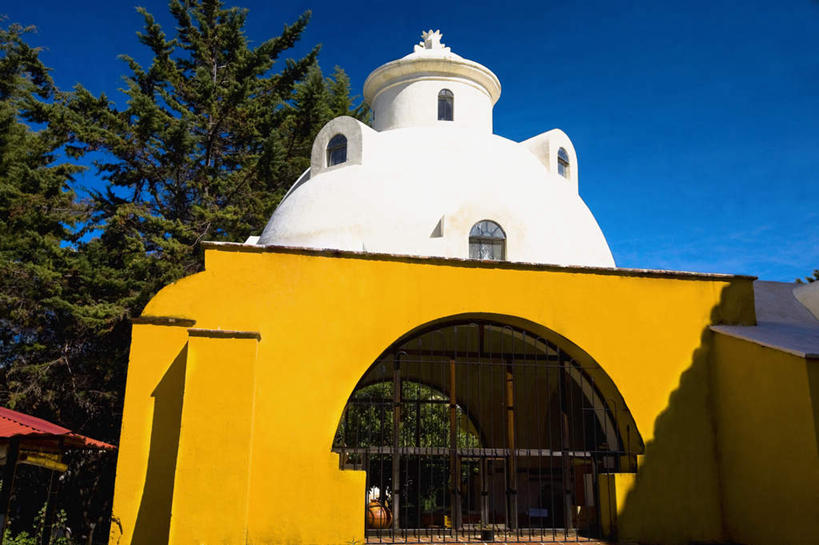 无人,博物馆,横图,室外,白天,仰视,度假,美景,植物,窗户,城市风光,城市,墨西哥,阴影,研究,光线,影子,墙,景观,教育,娱乐,玻璃窗,墙壁,墙面,树,树木,红色,蓝色,绿色,白色,蓝天,天空,阳光,自然,天,享受,休闲,景色,放松,生长,晴朗,成长,展览,北美,北美洲,欣赏,美洲,陈列,万里无云,恰帕斯,恰帕斯州,北亚美利加洲,亚美利加洲,墨西哥合众国,仙人掌王国,典藏,圣克里斯托瓦尔.德拉斯卡萨斯,晴空,晴空万里,彩图,低角度拍摄