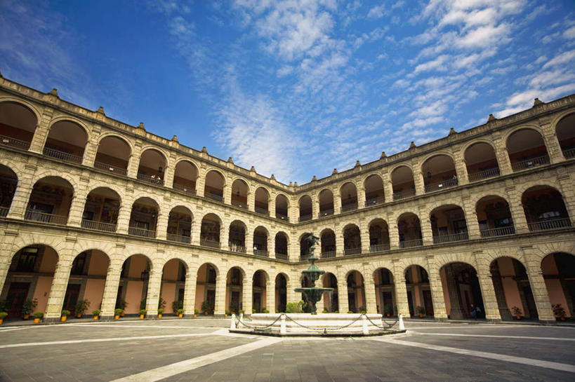 无人,高楼大厦,横图,室外,白天,仰视,旅游,度假,石头,名胜古迹,门,标志建筑,城市,大厦,地标,建筑,摩天大楼,喷泉,墨西哥,一排,阴影,遗迹,整齐,并列,并排,光线,石子,影子,墙,景观,云,云朵,拱门,首都,云彩,古迹,文化,文物,娱乐,建设,古建筑,墙壁,墙面,排列,蓝色,白云,蓝天,天空,阳光,门框,楼宇,天,品味,享受,休闲,旅游胜地,放松,晴朗,北美,北美洲,队列,美洲,水景,平行,古文明,中央广场,墨西哥城,宪法广场,北亚美利加洲,亚美利加洲,美观,墨西哥合众国,仙人掌王国,联邦区,索卡洛广场,设计,石块,晴空,彩图,低角度拍摄,大楼,高层建筑,高楼,摩天楼