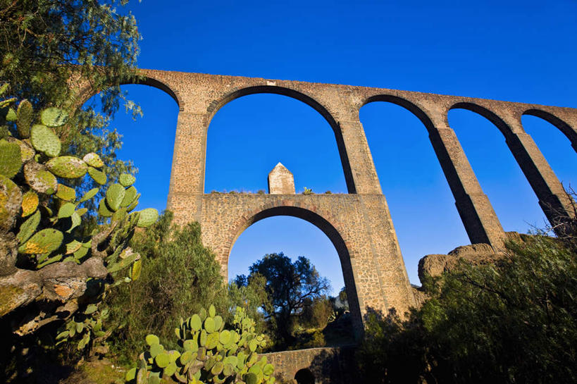 无人,横图,室外,白天,仰视,旅游,度假,石头,名胜古迹,植物,门,标志建筑,地标,建筑,仙人掌,墨西哥,一排,阴影,遗迹,整齐,光线,火焰,石子,影子,墙,拱门,草药,古迹,文物,娱乐,建设,古建筑,中药,墙壁,墙面,树,树木,排列,蓝色,绿色,蓝天,天空,阳光,自然,门框,天,享受,休闲,旅游胜地,放松,生长,晴朗,成长,北美,北美洲,队列,美洲,药材,中草药,古文明,中药材,本草,万里无云,牛舌头,北亚美利加洲,亚美利加洲,墨西哥合众国,仙人掌王国,伊达尔戈,伊达尔戈州,石块,晴空,晴空万里,玉芙蓉,仙巴掌,火掌,霸王树,彩图,低角度拍摄