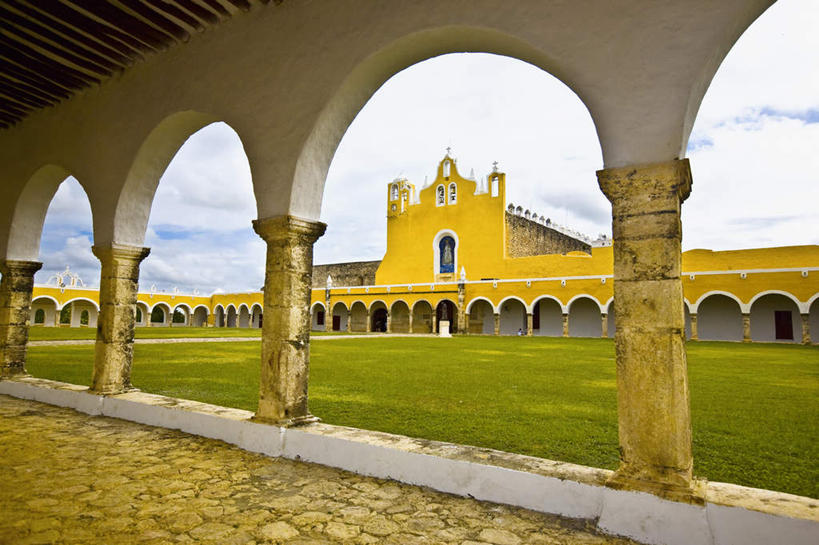 无人,横图,室内,白天,正面,旅游,度假,草地,草坪,石头,植物,门,标志建筑,地标,建筑,墨西哥,一排,阴影,节日,整齐,光线,石子,影子,柱子,墙,云,云朵,拱门,云彩,文化,娱乐,建设,墙壁,墙面,草,排列,蓝色,绿色,白云,蓝天,天空,阳光,门框,天,祈祷,享受,休闲,健康,旅游胜地,放松,许愿,宗教,信仰,晴朗,纪念,祈求,北美,北美洲,基督教,队列,天主教,修道院,美洲,信念,尤卡坦半岛,尤卡坦州,北亚美利加洲,亚美利加洲,墨西哥合众国,仙人掌王国,加敦半岛,犹加敦,神学院,修院,隐修院,平安,石块,晴空,彩图