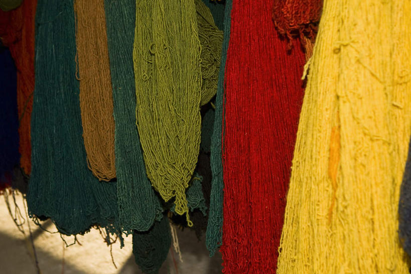 无人,商店,横图,彩色,室内,特写,白天,正面,购物,消费,静物,墨西哥,一排,吊挂,悬挂,整齐,卷曲,编织,缠绕,织物,挂,线团,商铺,纺织,排列,毛线,金融,北美,北美洲,队列,美洲,选购,贸易,瓦哈卡州,瓦哈卡,北亚美利加洲,亚美利加洲,血拼,墨西哥合众国,仙人掌王国,瓦哈卡德华雷斯,市肆,商号,彩图,店铺