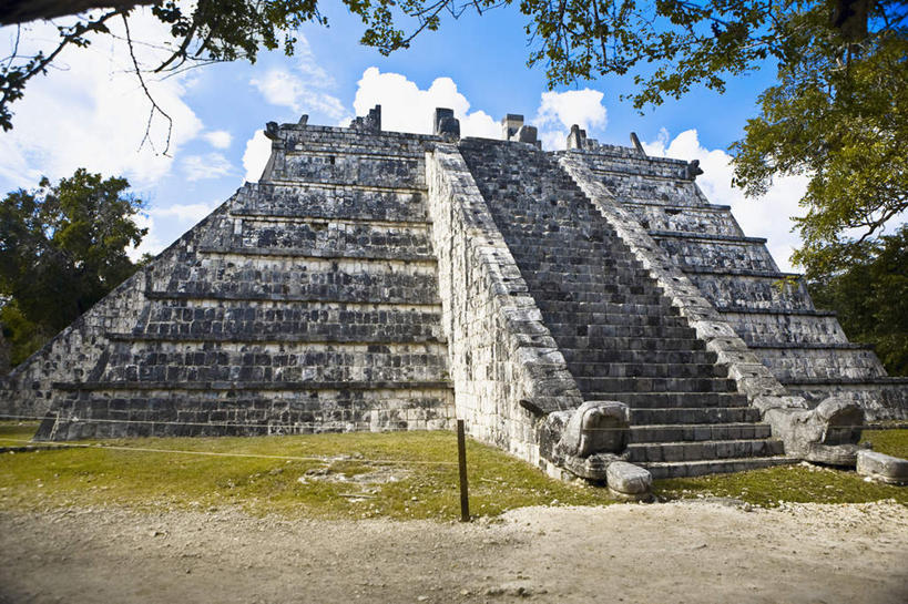 无人,横图,室外,白天,仰视,旅游,度假,草地,草坪,石头,名胜古迹,植物,楼梯,地标,墨西哥,阴影,遗迹,光线,三角形,石子,影子,阶梯,墙,云,云朵,云彩,古迹,历史,文物,娱乐,古建筑,废墟,墙壁,墙面,台阶,草,树,树木,蓝色,绿色,白云,蓝天,天空,阳光,自然,天,享受,休闲,旅游胜地,金字塔,放松,生长,晴朗,成长,北美,陵墓,北美洲,玛雅金字塔,美洲,古文明,尤卡坦半岛,尤卡坦州,奇琴伊察,羽蛇神殿,方锥形,北亚美利加洲,亚美利加洲,墨西哥合众国,仙人掌王国,艾尔卡斯提洛金字塔,加敦半岛,坎佩切金字塔,库库尔坎金字塔,库库尔坎神庙,玛雅古城,玛雅古城遗址,玛雅神庙,玛雅遗址,奇琴伊查,奇琴伊察玛雅城,奇琴伊察玛雅金字塔,契晨伊特萨,犹加敦,羽蛇神金字塔,石块,晴空,彩图,低角度拍摄,标志性建筑