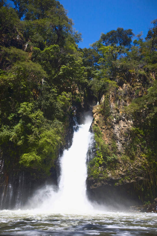 无人,竖图,室外,白天,正面,旅游,度假,河流,石头,美景,瀑布,森林,山,山脉,树林,水,植物,墨西哥,阴影,飞溅,溅,光线,石子,液体,影子,河水,景观,山峰,水滴,水流,山峦,娱乐,水珠,树,树木,蓝色,绿色,蓝天,天空,阳光,自然,群山,天,享受,休闲,景色,放松,生长,晴朗,成长,北美,北美洲,喷洒,自然风光,美洲,沉积岩,万里无云,乌鲁阿潘,米却肯,北亚美利加洲,亚美利加洲,墨西哥合众国,仙人掌王国,米却肯州,水成岩,跌水,石块,岩石,晴空,晴空万里,彩图