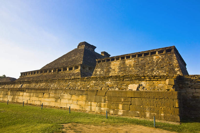 无人,横图,室外,白天,仰视,旅游,度假,草地,草坪,石头,名胜古迹,植物,地标,墨西哥,阴影,遗迹,光线,三角形,石子,影子,墙,古迹,历史,文物,娱乐,古建筑,废墟,墙壁,墙面,草,蓝色,绿色,蓝天,天空,阳光,天,享受,休闲,旅游胜地,金字塔,放松,晴朗,北美,陵墓,北美洲,玛雅金字塔,美洲,古文明,万里无云,韦拉克鲁斯,韦拉克鲁斯州,方锥形,北亚美利加洲,亚美利加洲,墨西哥合众国,仙人掌王国,埃尔塔金,埃尔塔金金字塔,埃尔塔津,埃尔塔津古城,埃尔塔津金字塔,埃尔塔欣金字塔,生态金字塔,维拉克鲁斯,维拉克鲁斯州,石块,晴空,晴空万里,彩图,低角度拍摄,标志性建筑