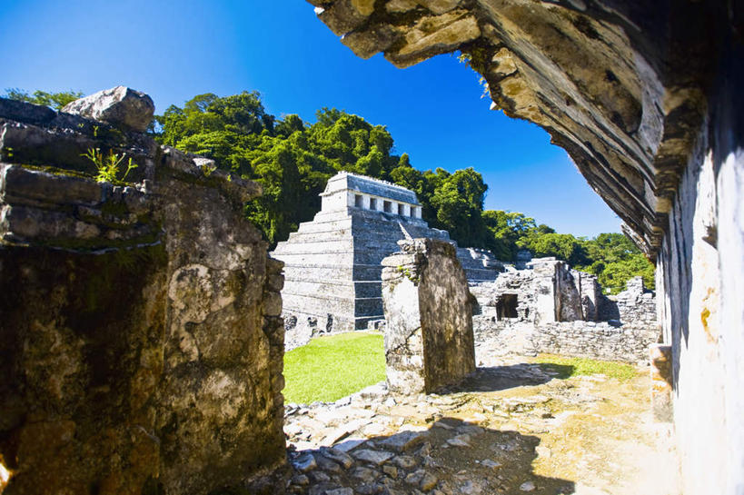 无人,横图,室外,白天,仰视,旅游,度假,草地,草坪,石头,名胜古迹,植物,地标,墨西哥,阴影,遗迹,光线,三角形,石子,影子,墙,古迹,历史,文物,娱乐,古建筑,废墟,墙壁,墙面,草,树,树木,蓝色,绿色,蓝天,天空,阳光,自然,天,享受,休闲,旅游胜地,金字塔,放松,生长,晴朗,成长,北美,陵墓,北美洲,玛雅金字塔,美洲,古文明,万里无云,帕伦克,恰帕斯,恰帕斯州,方锥形,北亚美利加洲,亚美利加洲,墨西哥合众国,仙人掌王国,玛雅神庙,帕伦克金字塔,石块,晴空,晴空万里,彩图,低角度拍摄,标志性建筑