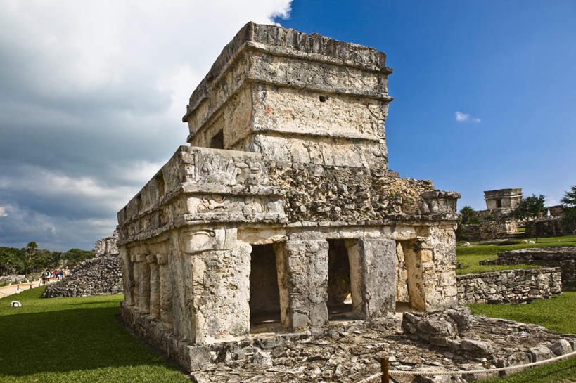 无人,横图,室外,白天,仰视,旅游,度假,草地,草坪,石头,名胜古迹,植物,标志建筑,地标,建筑,西班牙,欧洲,阴影,遗迹,光线,石子,影子,堡垒,城堡,墙,云,云朵,云彩,古迹,文物,娱乐,建设,古建筑,废墟,墙壁,墙面,草,树,树木,蓝色,绿色,白云,蓝天,天空,阳光,自然,天,享受,休闲,旅游胜地,放松,生长,晴朗,成长,要塞,南欧,古文明,西班牙王国,卡斯蒂利亚,卡斯蒂利亚拉曼查,卡斯蒂利亚拉曼恰,拉曼查,拉曼恰,设防,昆卡省,昆卡,石块,晴空,彩图,低角度拍摄