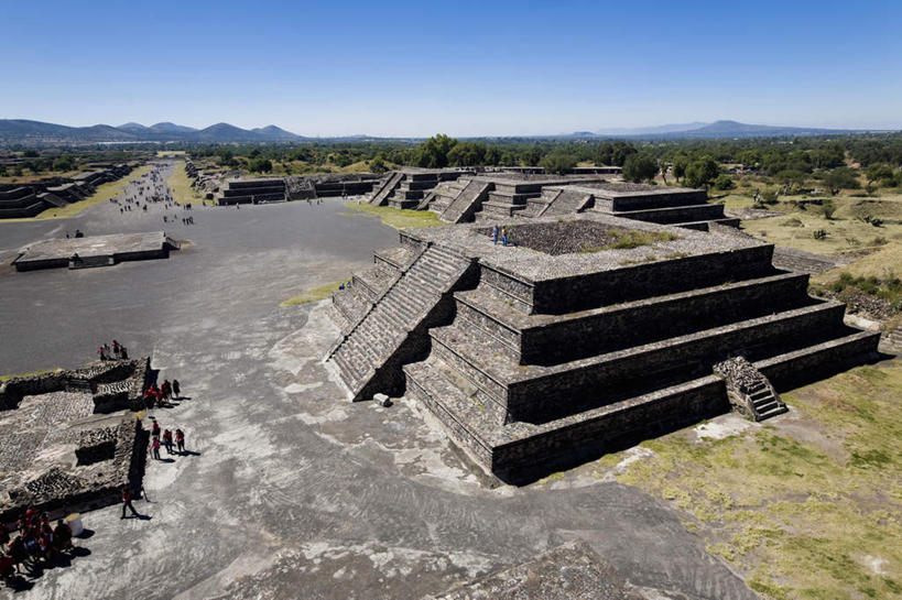西方人,站,横图,俯视,室外,白天,旅游,度假,草地,草坪,石头,名胜古迹,植物,城市,地标,墨西哥,欧洲,欧洲人,行人,游客,游人,阴影,服装,遗迹,光线,三角形,石子,影子,墙,首都,许多人,注视,休闲装,古迹,历史,文物,娱乐,古建筑,路人,旅客,废墟,墙壁,墙面,草,树,树木,衣服,蓝色,绿色,蓝天,天空,阳光,自然,天,观察,看,站着,一群人,享受,休闲,休闲服,旅游胜地,金字塔,放松,服饰,生长,晴朗,成长,观看,察看,北美,陵墓,北美洲,关注,美洲,古文明,万里无云,墨西哥城,特奥蒂瓦坎,古代七大奇迹,方锥形,北亚美利加洲,亚美利加洲,墨西哥合众国,仙人掌王国,狄奥提瓦康,迪奥狄华肯,联邦区,特奥蒂瓦坎古城,过客,提奥提华坎,男人,男性,女人,女性,中年男性,中年女性,白种人,石块,晴空,晴空万里,站立,彩图,高角度拍摄,全身,标志性建筑