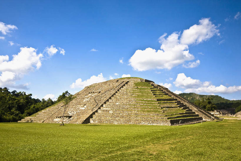 无人,横图,室外,白天,正面,旅游,度假,草地,草坪,石头,名胜古迹,植物,楼梯,地标,墨西哥,阴影,遗迹,光线,三角形,石子,影子,阶梯,墙,云,云朵,云彩,古迹,历史,文物,娱乐,古建筑,废墟,墙壁,墙面,台阶,草,树,树木,蓝色,绿色,白云,蓝天,天空,阳光,自然,天,享受,休闲,旅游胜地,金字塔,放松,生长,晴朗,成长,北美,陵墓,北美洲,玛雅金字塔,美洲,古文明,韦拉克鲁斯,韦拉克鲁斯州,方锥形,北亚美利加洲,亚美利加洲,墨西哥合众国,仙人掌王国,埃尔塔金,埃尔塔金金字塔,埃尔塔津,埃尔塔津古城,埃尔塔津金字塔,埃尔塔欣金字塔,生态金字塔,维拉克鲁斯,维拉克鲁斯州,石块,晴空,彩图,标志性建筑
