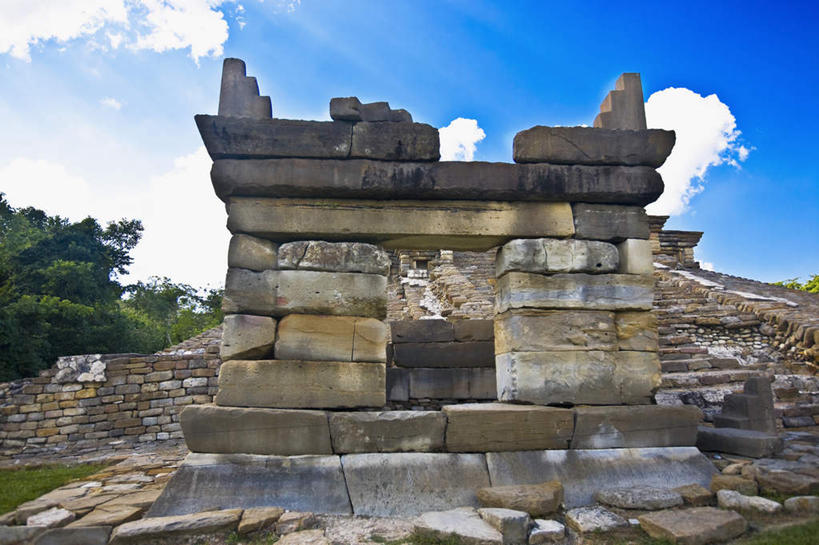 无人,横图,室外,白天,正面,旅游,度假,草地,草坪,石头,名胜古迹,植物,地标,墨西哥,阴影,遗迹,光线,三角形,石子,影子,墙,云,云朵,云彩,古迹,历史,文物,娱乐,古建筑,废墟,墙壁,墙面,草,树,树木,蓝色,绿色,白云,蓝天,天空,阳光,自然,天,享受,休闲,旅游胜地,金字塔,放松,生长,晴朗,成长,北美,陵墓,北美洲,玛雅金字塔,美洲,古文明,韦拉克鲁斯,韦拉克鲁斯州,方锥形,北亚美利加洲,亚美利加洲,墨西哥合众国,仙人掌王国,埃尔塔金,埃尔塔金金字塔,埃尔塔津,埃尔塔津古城,埃尔塔津金字塔,埃尔塔欣金字塔,生态金字塔,维拉克鲁斯,维拉克鲁斯州,石块,晴空,彩图,标志性建筑