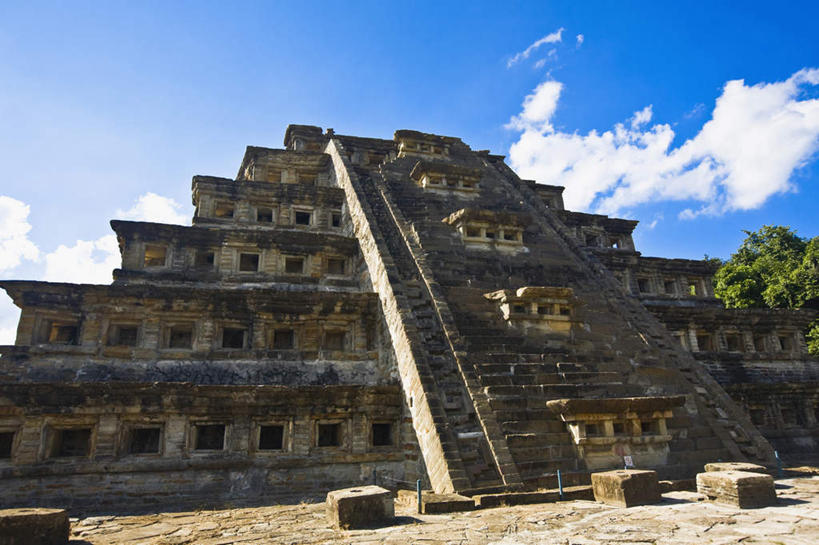 无人,横图,室外,白天,仰视,旅游,度假,石头,名胜古迹,植物,楼梯,地标,墨西哥,阴影,遗迹,光线,三角形,石子,影子,阶梯,墙,云,云朵,云彩,古迹,历史,文物,娱乐,古建筑,废墟,墙壁,墙面,台阶,树,树木,蓝色,绿色,白云,蓝天,天空,阳光,自然,天,享受,休闲,旅游胜地,金字塔,放松,生长,晴朗,成长,北美,陵墓,北美洲,玛雅金字塔,美洲,古文明,韦拉克鲁斯,韦拉克鲁斯州,方锥形,北亚美利加洲,亚美利加洲,墨西哥合众国,仙人掌王国,埃尔塔金,埃尔塔金金字塔,埃尔塔津,埃尔塔津古城,埃尔塔津金字塔,埃尔塔欣金字塔,生态金字塔,维拉克鲁斯,维拉克鲁斯州,石块,晴空,彩图,低角度拍摄,标志性建筑