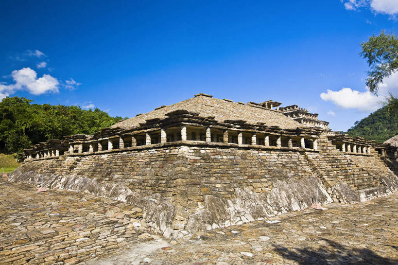 无人,横图,室外,白天,仰视,旅游,度假,石头,名胜古迹,植物,地标,墨西哥,阴影,遗迹,光线,三角形,石子,影子,墙,云,云朵,云彩,古迹,历史,文物,娱乐,古建筑,废墟,墙壁,墙面,树,树木,蓝色,绿色,白云,蓝天,天空,阳光,自然,天,享受,休闲,旅游胜地,金字塔,放松,生长,晴朗,成长,北美,陵墓,北美洲,玛雅金字塔,美洲,古文明,韦拉克鲁斯,韦拉克鲁斯州,方锥形,北亚美利加洲,亚美利加洲,墨西哥合众国,仙人掌王国,埃尔塔金,埃尔塔金金字塔,埃尔塔津,埃尔塔津古城,埃尔塔津金字塔,埃尔塔欣金字塔,生态金字塔,维拉克鲁斯,维拉克鲁斯州,石块,晴空,彩图,低角度拍摄,标志性建筑