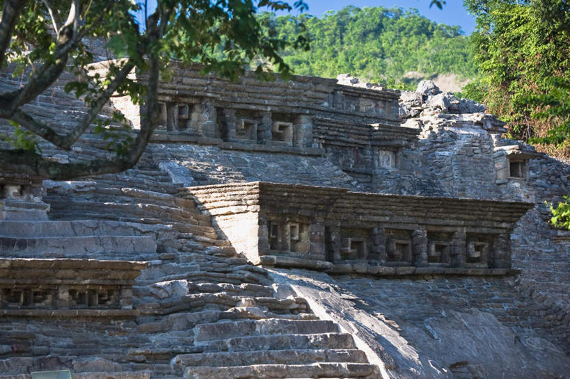 无人,横图,室外,白天,仰视,旅游,度假,石头,名胜古迹,森林,树林,植物,楼梯,地标,墨西哥,阴影,遗迹,光线,三角形,石子,影子,阶梯,墙,古迹,历史,文物,娱乐,古建筑,废墟,墙壁,墙面,台阶,树,树木,蓝色,绿色,蓝天,天空,阳光,自然,天,享受,休闲,旅游胜地,金字塔,放松,生长,晴朗,成长,北美,陵墓,北美洲,玛雅金字塔,美洲,古文明,万里无云,韦拉克鲁斯,韦拉克鲁斯州,方锥形,北亚美利加洲,亚美利加洲,墨西哥合众国,仙人掌王国,埃尔塔金,埃尔塔金金字塔,埃尔塔津,埃尔塔津古城,埃尔塔津金字塔,埃尔塔欣金字塔,生态金字塔,维拉克鲁斯,维拉克鲁斯州,石块,晴空,晴空万里,彩图,低角度拍摄,标志性建筑