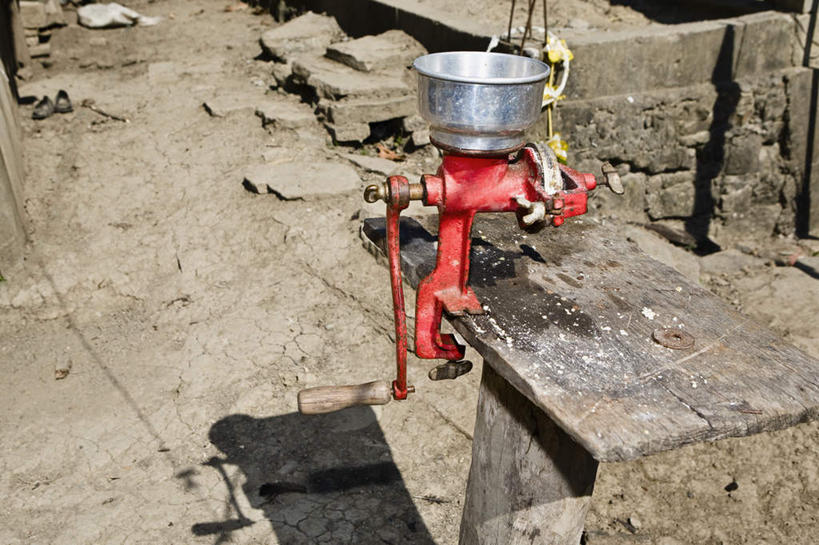 无人,横图,俯视,室外,特写,白天,机器,石头,静物,金属制品,阴影,光线,金属,石子,影子,红色,阳光,机械,绞肉机,石块,彩图,高角度拍摄