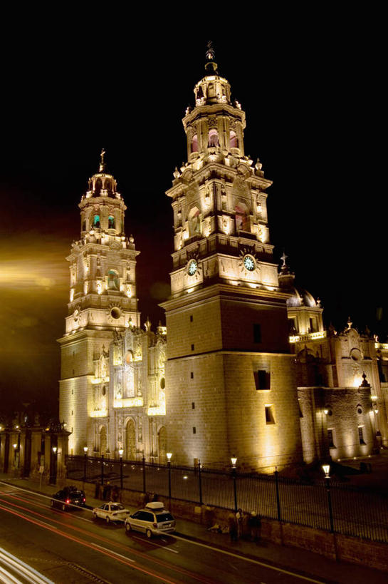 无人,教堂,竖图,室外,夜晚,正面,旅游,度假,石头,标志建筑,城市,地标,建筑,路灯,照明,墨西哥,阴影,节日,光线,石子,影子,墙,灯光,文化,娱乐,建设,墙壁,墙面,灯,祈祷,享受,休闲,健康,旅游胜地,放松,许愿,宗教,信仰,纪念,祈求,照亮,北美,北美洲,基督教,照明设备,天主教,美洲,信念,首府,莫雷利亚,米却肯,北亚美利加洲,亚美利加洲,墨西哥合众国,仙人掌王国,巴亚多利德,米却肯州,莫雷利亚市,平安,石块,彩图,大教堂,礼拜堂
