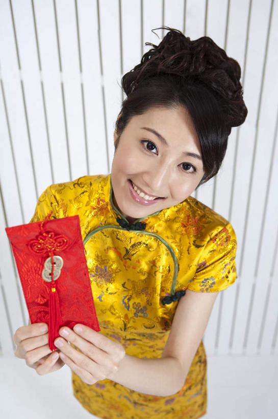 东方人,一个人,站,笑,微笑,露齿笑,竖图,俯视,室内,白天,民族服装,亚洲,仅一个年轻女性,仅一个女性,仅一个人,握,旗袍,风俗,民俗,拿,拿着,注视,黄种人,文化,一个,黄色,红色,观察,看,站着,恭喜,握着,红包,单个,观看,察看,关注,中国文化,祝贺,祝愿,民风,习气,习惯,红封包,年轻女性,女人,女性,亚洲人,抬头,仰头,站立,半身,彩图,高角度拍摄,传统服装,民俗服,传统文化