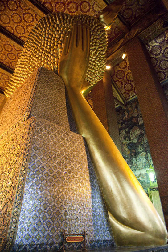 无人,寺庙,竖图,室内,白天,仰视,旅游,度假,名胜古迹,标志建筑,地标,建筑,雕塑,曼谷,泰国,亚洲,节日,遗迹,艺术,装饰,雕刻,雕像,柱子,墙,首都,古迹,文化,文物,娱乐,建设,古建筑,墙壁,墙面,工艺品,庙宇,祈祷,享受,休闲,健康,旅游胜地,放松,许愿,宗教,东南亚,佛教,信仰,纪念,祈求,美术,主题,陈列,古文明,卧佛寺,泰王国,功能,美学,释教,平安,彩图,低角度拍摄,庙,寺