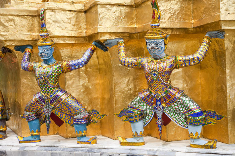 无人,寺庙,横图,室外,白天,正面,旅游,度假,名胜古迹,标志建筑,地标,建筑,雕塑,曼谷,泰国,亚洲,节日,遗迹,艺术,装饰,雕刻,雕像,墙,首都,古迹,文化,文物,娱乐,建设,古建筑,墙壁,墙面,工艺品,庙宇,祈祷,享受,休闲,健康,金色,旅游胜地,放松,许愿,宗教,东南亚,佛教,信仰,纪念,玉佛寺,祈求,美术,富贵,主题,陈列,古文明,忠诚,泰王国,大皇宫,功能,美学,两尊,富丽,释教,名誉,荣华,曼谷皇宫,平安,彩图,皇宫,庙,寺