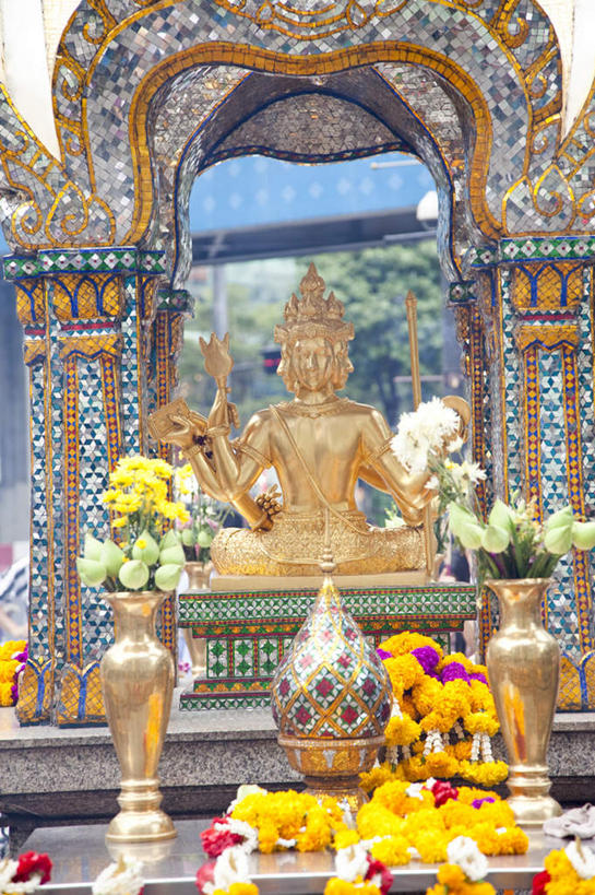 东方人,一个人,无人,竖图,室外,白天,正面,旅游,度假,名胜古迹,标志建筑,地标,建筑,雕塑,曼谷,泰国,亚洲,仅一个男性,仅一个人,仅一个中年男性,节日,遗迹,艺术,装饰,盛开,雕刻,雕像,首都,花蕾,黄种人,古迹,文化,文物,娱乐,建设,古建筑,花,花瓣,花朵,鲜花,工艺品,花苞,花蕊,祈祷,享受,休闲,健康,旅游胜地,放松,许愿,宗教,东南亚,佛教,信仰,纪念,祈求,美术,主题,陈列,古文明,泰王国,功能,美学,释教,大梵天,梵天,创造之神,三大主神,印度教三大神,平安,男人,男性,中年男性,亚洲人,彩图,全身,四面佛