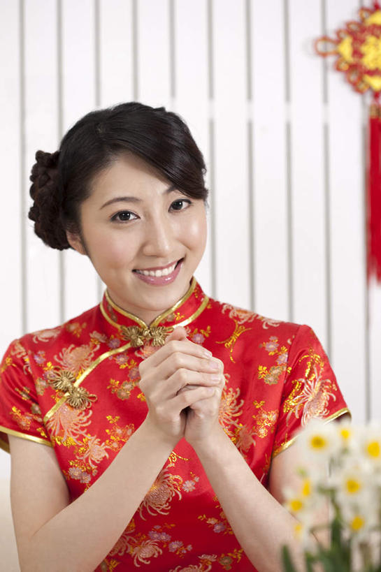 东方人,一个人,站,笑,微笑,露齿笑,竖图,室内,白天,正面,民族服装,爱情,陶醉,水仙花,春节,亚洲,仅一个年轻女性,仅一个女性,仅一个人,旗袍,节日,庆祝,艺术,盛开,手工艺品,花蕾,注视,黄种人,文化,花,花瓣,花朵,鲜花,红色,工艺品,中国结,花苞,花蕊,观察,看,站着,庆典,观看,纪念,察看,高雅,关注,中国文化,记忆,饰物,金盏银台,玉玲珑,女史花,雅蒜,天蒜,自信心,品位,敬意,自恋,凌波仙子,水仙,天葱,年轻女性,女人,女性,亚洲人,站立,半身,彩图,传统服装,民俗服,拜年,贺年,传统文化