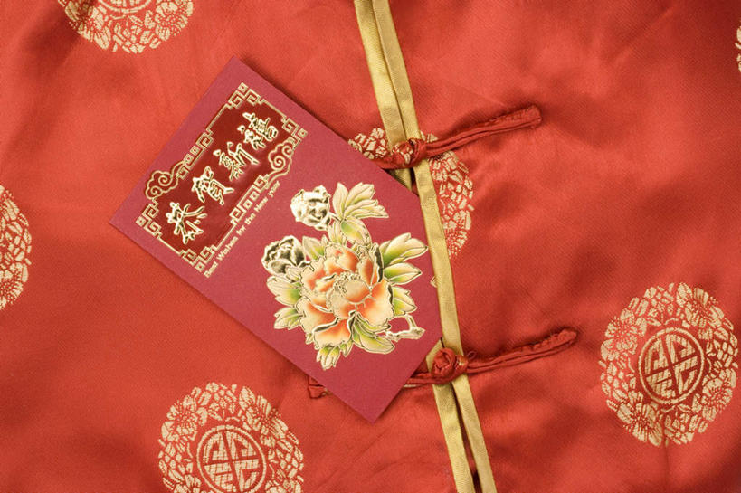 无人,横图,俯视,室内,特写,白天,民族服装,兴奋,热情,静物,旗袍,风俗,民俗,标志,文字,字符,开放,文化,标识,纽扣,一个,红色,健康,温暖,汉字,奔放,恭喜,活力,积极,激情,红包,朝气,单个,暖色,钮扣,吉祥,生命,中国文化,中文,祝贺,饱满,祝愿,国文,华文,革命,热烈,赤色,充实,斗志,喜气,主动,盘扣,民风,习气,习惯,红封包,彩图,高角度拍摄,传统服装,民俗服,欢乐,盘纽,传统文化