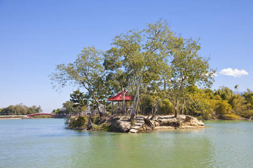 无人,横图,室外,白天,正面,旅游,度假,灌溉,河流,石头,美景,水,植物,建筑,台湾,中国,亚洲,蓄水,阴影,光线,石子,影子,河水,景观,水流,云,云朵,云彩,娱乐,建设,水坝,水库,树,树木,蓝色,绿色,白云,倒影,蓝天,天空,阳光,自然,天,享受,休闲,发电,景色,放松,生长,晴朗,成长,倒映,自然风光,东亚,沉积岩,坝,航运,台南市,港澳台,中华人民共和国,防洪,供水,水力发电,台湾省,台南,反照,水成岩,石块,岩石,晴空,彩图,台