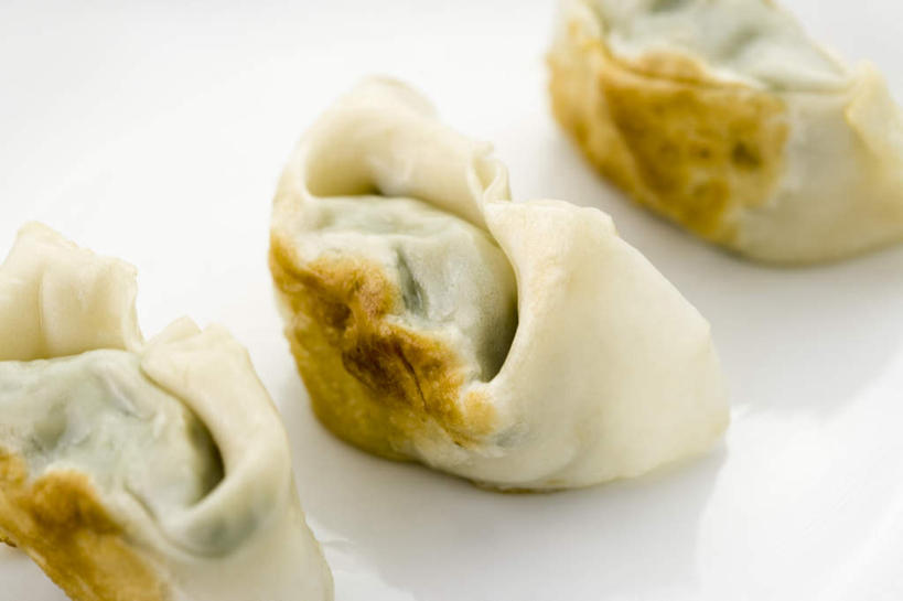 点心,馄饨,面食,无人,横图,俯视,室内,特写,白天,白色背景,桌面,桌子,一排,阴影,整齐,反射,木制,影子,料理,食品,面点,美食,食物,排列,三个,木制品,中式,摄影,影棚,队列,扁肉,彩图,高角度拍摄,影棚拍摄,拍摄