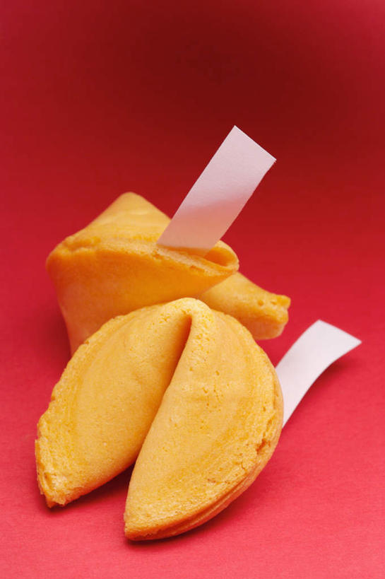 点心,无人,竖图,俯视,室内,特写,白天,桌面,桌子,阴影,红色背景,反射,木制,影子,食品,甜点,甜品,祝福,食物,糕点,两个,木制品,甜食,摄影,影棚,吉祥,祝愿,签语饼,幸运饼,吉利,祥瑞,彩图,高角度拍摄,影棚拍摄,拍摄