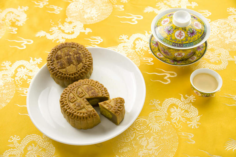 点心,月饼,无人,横图,俯视,室内,特写,白天,幸福,茶,桌面,桌子,杯子,餐具,中秋节,阴影,节日,庆祝,反射,木制,布料,碟子,盘,影子,茶叶,料理,食品,面点,布纹,文化,娱乐,美食,桌布,食物,糕点,两个,盘子,餐巾,木制品,水杯,碟,台布,庆典,享受,休闲,温馨,中式,放松,乐趣,摄影,影棚,纪念,提神,舒适,醒脑,横截面,剖面,宫饼,胡饼,团圆饼,小饼,月团,截面,截面图形,茶杯,彩图,高角度拍摄,影棚拍摄,拍摄,八月会,八月节,拜月节,端正月,秋节,团圆节,月节,月夕