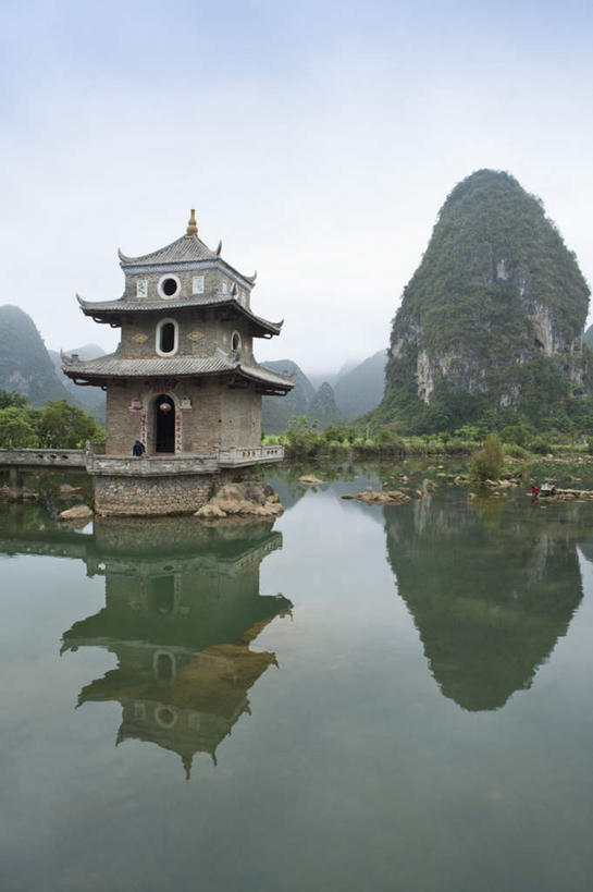 无人,寺庙,竖图,室外,白天,正面,旅游,度假,河流,石头,美景,名胜古迹,山,山脉,水,植物,标志建筑,地标,建筑,中国,亚洲,阴影,节日,遗迹,光线,石子,影子,河水,景观,山顶,山峰,水流,塔,山峦,古迹,文化,文物,娱乐,建设,古建筑,宝塔,树,树木,蓝色,绿色,倒影,蓝天,天空,阳光,自然,庙宇,群山,天,祈祷,享受,休闲,健康,旅游胜地,景色,放松,许愿,宗教,佛教,信仰,生长,晴朗,成长,纪念,广西,祈求,倒映,自然风光,古文明,东亚,沉积岩,万里无云,文昌阁,广西壮族自治区,中华人民共和国,桂,华南地区,百色,百色市,释教,颠峰,极峰,浮图,浮屠,反照,水成岩,平安,石块,岩石,晴空,晴空万里,彩图,庙,寺,靖西县,旧州街