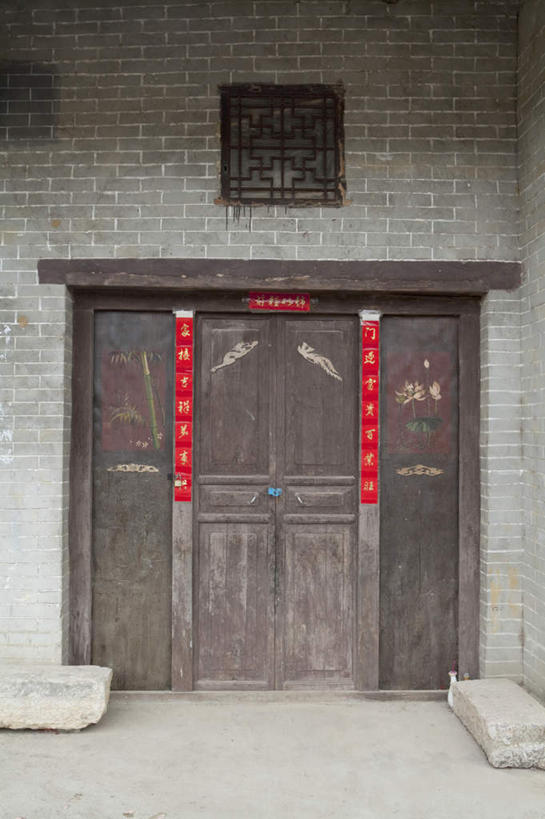 无人,家,竖图,室外,白天,正面,度假,美景,门,城市风光,城市,中国,对联,亚洲,艺术,木制,标志,文字,字符,手工艺品,房屋,墙,屋子,景观,文化,娱乐,标识,楼房,墙壁,墙面,住宅,木制品,工艺品,门框,享受,休闲,汉字,景色,放松,春联,广西,高雅,中国文化,中文,东亚,广西壮族自治区,中华人民共和国,桂,华南地区,自信心,品位,国文,华文,彩图,房子,对子,楹联