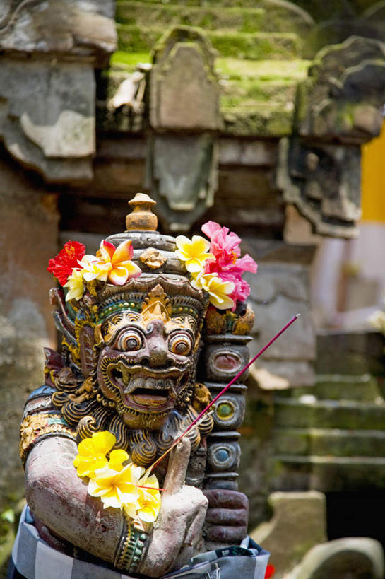 无人,寺庙,竖图,室外,白天,正面,旅游,度假,标志建筑,地标,建筑,雕塑,印度尼西亚,印尼,亚洲,节日,艺术,装饰,盛开,雕刻,雕像,燃烧,花蕾,文化,娱乐,建设,花,花瓣,花朵,鲜花,香火,工艺品,庙宇,花苞,花蕊,祈祷,享受,休闲,健康,旅游胜地,巴厘岛,放松,许愿,宗教,东南亚,信仰,纪念,华丽,修饰,祈求,美术,点缀,主题,陈列,印度尼西亚共和国,功能,美学,衬托,美观,雅致,雅观,巴厘省,乌布,乌布区,平安,彩图,庙,寺