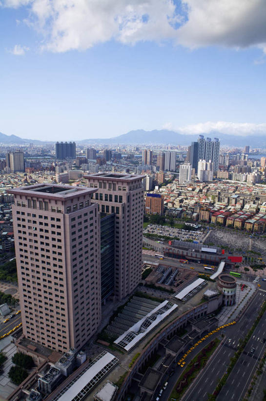 无人,高楼大厦,竖图,俯视,室外,白天,度假,办公楼,石头,美景,山,山脉,城市风光,城市,大厦,道路,建筑,路,摩天大楼,写字楼,公路,公共汽车,台湾,中国,亚洲,阴影,光线,石子,影子,景观,山顶,山峰,云,云朵,巴士,公交车,交通,山峦,云彩,娱乐,车,蓝色,白云,蓝天,天空,阳光,楼宇,交通工具,群山,天,享受,休闲,商务楼,景色,放松,晴朗,载具,东亚,沉积岩,台北县,港澳台,中华人民共和国,台湾省,颠峰,极峰,水成岩,新北,新北市,石块,岩石,晴空,马路,彩图,高角度拍摄,大楼,高层建筑,高楼,摩天楼,板桥车站,板桥区,台