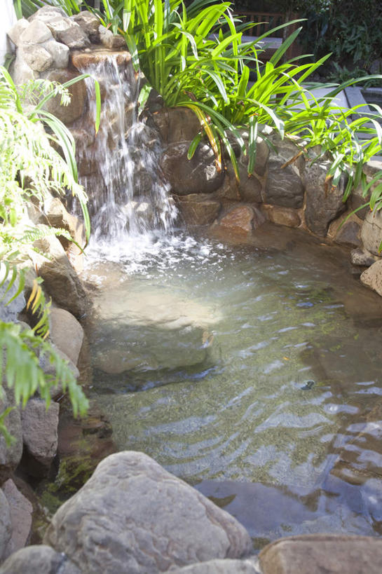 无人,竖图,俯视,室外,白天,旅游,度假,草地,石头,美景,瀑布,水,植物,台湾,中国,亚洲,飞溅,溅,石子,液体,景观,水滴,娱乐,水珠,草,绿色,自然,享受,休闲,景色,放松,喷洒,自然风光,东亚,沉积岩,屏东县,港澳台,中华人民共和国,台湾省,水成岩,跌水,石块,岩石,彩图,高角度拍摄,屏,屏东,屏县,台