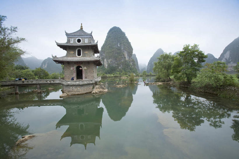 无人,寺庙,横图,室外,白天,正面,旅游,度假,河流,石头,美景,名胜古迹,山,山脉,水,植物,标志建筑,地标,建筑,中国,亚洲,阴影,遗迹,光线,石子,瓦片,影子,河水,景观,山顶,山峰,水流,塔,山峦,瓦,古迹,文物,娱乐,建设,古建筑,宝塔,树,树木,蓝色,绿色,倒影,蓝天,天空,阳光,自然,庙宇,群山,天,享受,休闲,旅游胜地,景色,放松,建造,生长,晴朗,成长,广西,倒映,自然风光,古文明,东亚,沉积岩,屋瓦,万里无云,文昌阁,广西壮族自治区,中华人民共和国,桂,华南地区,百色,百色市,颠峰,极峰,浮图,浮屠,反照,水成岩,石块,岩石,晴空,晴空万里,彩图,庙,寺,靖西县,旧州街