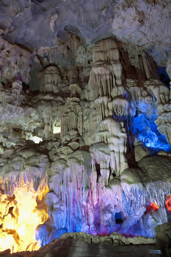 无人,竖图,彩色,室内,白天,仰视,旅游,度假,石头,美景,山,山脉,霓虹灯,越南,亚洲,阴影,光线,影子,景观,山峰,灯光,七彩,山峦,娱乐,光源,霓虹,灯,自然,群山,享受,休闲,景色,放松,洞穴,东南亚,照明设备,自然风光,下龙湾,钟乳石,石钟乳,越南社会主义共和国,氖灯,自然遗产,广宁省,洞窟,窟窿,石块,岩石,彩图,低角度拍摄