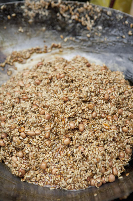 无人,竖图,俯视,室内,特写,白天,烹饪,植物,豆,花生,蔬菜,厨具,金属制品,新鲜,金属,锅子,豆类,豆子,食品,糖,糖果,坚果,甜点,甜品,锅,食物,一个,甜食,长生果,有机食品,绿色食品,单个,锅具,花生仁,硬糖,烹饪用具,豆科,花生糖,落花生,落生,烹调用具,花生米,花生豆,烹调,彩图,高角度拍摄