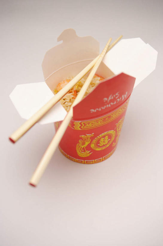 米饭,无人,竖图,俯视,室内,特写,白天,白色背景,烹饪,中餐,筷子,桌面,桌子,餐具,一双,阴影,反射,木制,影子,纸盒,炒饭,蛋,鸡蛋,料理,食品,饭,文化,传统,蛋炒饭,菜肴,美食,盒子,食物,一个,包装盒,木制品,中式,摄影,佳肴,影棚,单个,礼节,五谷,礼仪,卵,进餐用具,彩图,高角度拍摄,影棚拍摄,拍摄