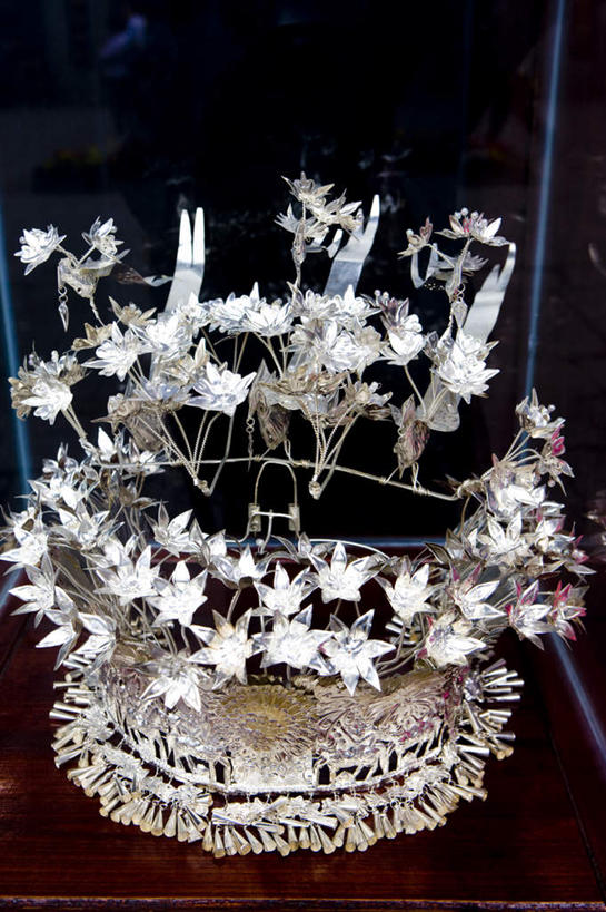 无人,竖图,俯视,室外,特写,白天,纯洁,桌面,桌子,静物,中国,亚洲,装饰,木制,凤凰,头饰,银色,木制品,信仰,华丽,修饰,点缀,高贵,东亚,湖南,湖南省,凤凰古城,中华人民共和国,衬托,美观,雅致,雅观,华中地区,湘,凤凰县,彩图,高角度拍摄