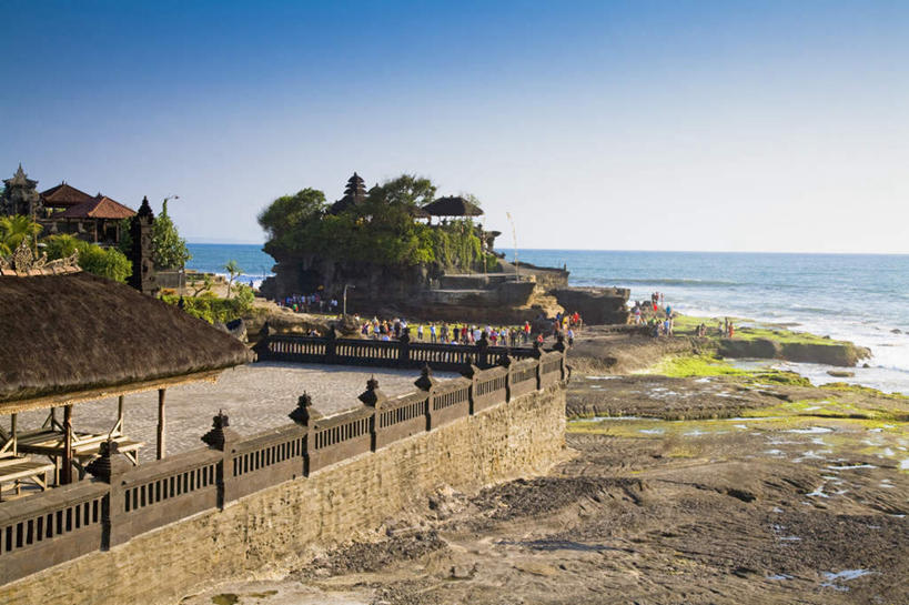 东方人,寺庙,站,走,横图,室外,白天,正面,旅游,度假,海浪,海洋,美景,名胜古迹,沙滩,植物,标志建筑,地标,建筑,印度尼西亚,印尼,亚洲,行人,游客,游人,阴影,服装,节日,遗迹,光线,沙子,影子,海岸,景观,浪花,水平线,辽阔,海平线,沙地,许多人,燃烧,注视,休闲装,黄种人,古迹,文化,文物,娱乐,建设,古建筑,路人,旅客,树,树木,衣服,蓝色,绿色,蓝天,天空,阳光,自然,海水,香火,庙宇,天,观察,看,祈祷,站着,一群人,享受,休闲,广阔,健康,休闲服,旅游胜地,景色,巴厘岛,放松,许愿,宗教,服饰,东南亚,信仰,生长,晴朗,成长,观看,纪念,一望无际,祈求,察看,关注,自然风光,海景,古文明,万里无云,海神庙,印度尼西亚共和国,巴厘省,无边无际,一马平川,过客,平安,男人,男性,女人,女性,中年男性,中年女性,亚洲人,大海,风浪,海,海水的波动,海滩,近岸浪,涌浪,晴空,晴空万里,步行,散步,站立,走路,半身,彩图,庙,寺,水天相接,水天一线