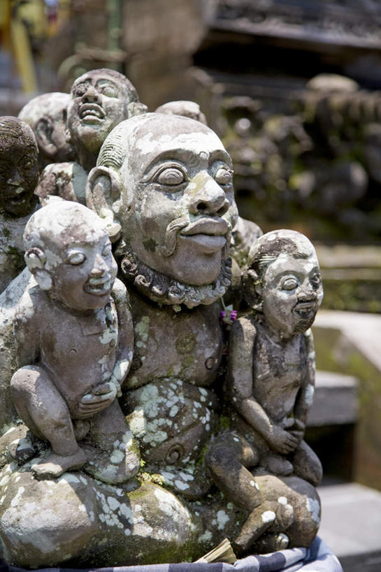 东方人,无人,寺庙,闭眼,竖图,室外,特写,白天,正面,旅游,度假,标志建筑,地标,建筑,雕塑,印度尼西亚,印尼,亚洲,节日,朦胧,模糊,艺术,装饰,雕刻,雕像,许多人,燃烧,黄种人,文化,娱乐,建设,香火,工艺品,庙宇,祈祷,一群人,享受,休闲,健康,旅游胜地,巴厘岛,放松,许愿,宗教,东南亚,信仰,纪念,祈求,美术,主题,陈列,印度尼西亚共和国,功能,美学,巴厘省,乌布,乌布区,平安,男人,男性,中年男性,亚洲人,闭眼睛,闭着眼,闭着眼睛,半身,彩图,庙,寺