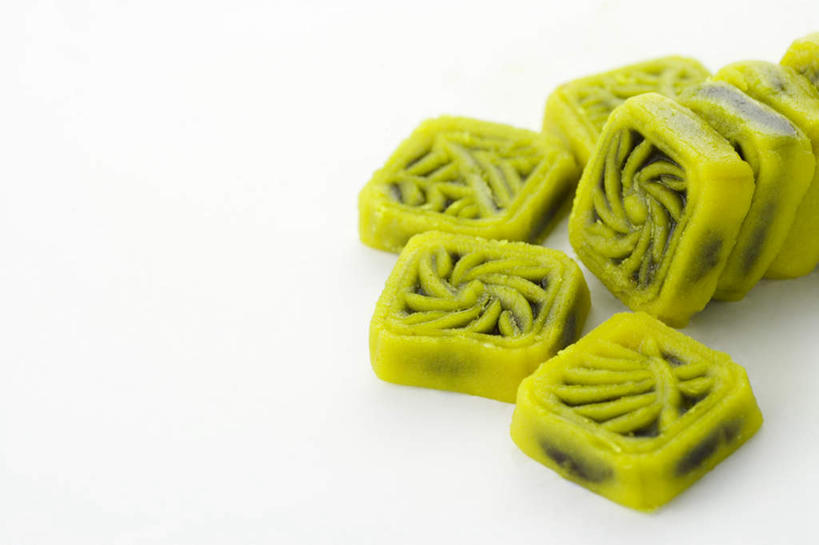 点心,无人,横图,俯视,室内,特写,白天,白色背景,桌面,桌子,一排,阴影,整齐,反射,木制,影子,食品,甜点,甜品,食物,糕点,排列,绿色,木制品,甜食,摄影,影棚,队列,绿豆糕,彩图,高角度拍摄,影棚拍摄,拍摄