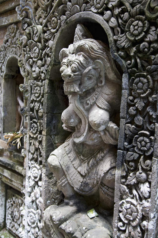 无人,寺庙,竖图,室外,白天,正面,旅游,度假,标志建筑,地标,建筑,雕塑,印度尼西亚,印尼,亚洲,节日,艺术,装饰,雕刻,雕像,燃烧,文化,娱乐,建设,香火,工艺品,庙宇,祈祷,享受,休闲,健康,旅游胜地,巴厘岛,放松,许愿,宗教,东南亚,信仰,纪念,祈求,美术,主题,陈列,印度尼西亚共和国,功能,美学,巴厘省,乌布,乌布区,平安,彩图,庙,寺