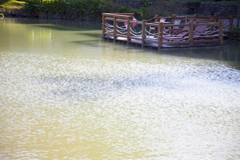 无人,栏杆,横图,室外,白天,正面,旅游,度假,河流,美景,水,椅子,台湾,中国,亚洲,躺椅,河水,景观,水流,围栏,娱乐,护栏,倒影,自然,享受,休闲,景色,放松,沙滩椅,倒映,自然风光,东亚,屏东县,港澳台,中华人民共和国,台湾省,反照,彩图,屏,屏东,屏县,台