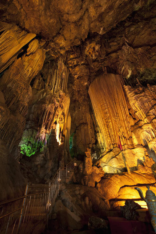 无人,竖图,彩色,室内,白天,仰视,旅游,度假,石头,美景,山,山脉,霓虹灯,中国,亚洲,阴影,光线,影子,景观,山峰,灯光,七彩,山峦,娱乐,光源,霓虹,灯,自然,群山,享受,休闲,景色,放松,洞穴,广西,照明设备,自然风光,东亚,钟乳石,龙宫洞,石钟乳,广西壮族自治区,中华人民共和国,桂,华南地区,氖灯,崇左,崇左市,洞窟,窟窿,大新,大新县,石块,岩石,彩图,低角度拍摄,龙宫仙境,那岭乡