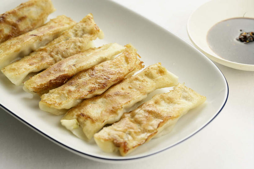 点心,无人,横图,俯视,室内,特写,白天,白色背景,餐具,一排,许多,阴影,朦胧,模糊,整齐,反射,碟子,盘,影子,陶瓷,调料,油炸,油炸食品,料理,食品,锅贴,煎饺,面点,陶瓷制品,调味品,调味料,酱油,美食,食物,排列,盘子,容器,碟,碗,中式,摄影,影棚,储藏,储存,队列,豉油,彩图,高角度拍摄,影棚拍摄,拍摄,贮存