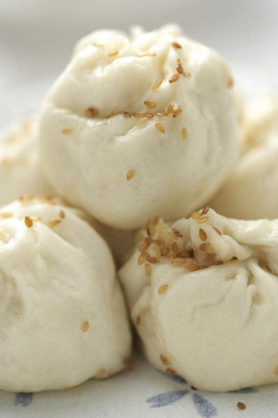 点心,无人,竖图,俯视,室内,特写,白天,白色背景,餐具,一堆,许多,阴影,堆叠,堆积,朦胧,模糊,反射,碟子,盘,影子,料理,食品,包子,面点,馒头,美食,食物,盘子,碟,中式,摄影,影棚,堆,彩图,高角度拍摄,影棚拍摄,拍摄