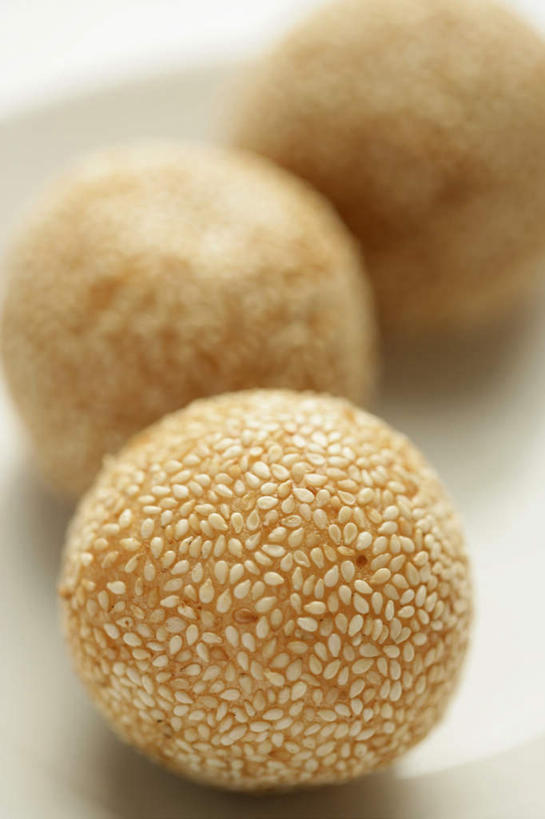 无人,竖图,俯视,室内,特写,白天,白色背景,烹饪,中餐,餐具,阴影,朦胧,模糊,反射,碟子,盘,影子,谷类,谷物,芝麻,料理,食品,糯米,米,球形,大米,美食,球,食物,三个,盘子,碟,球体,中式,摄影,佳肴,影棚,麻球,脂麻,胡麻,白麻,巨胜子,油麻,江米,煎堆,麻圆,彩图,高角度拍摄,影棚拍摄,拍摄